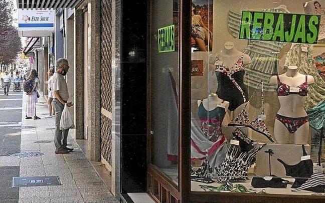 Cartel de rebajas en una tienda de la calle Gorbea.