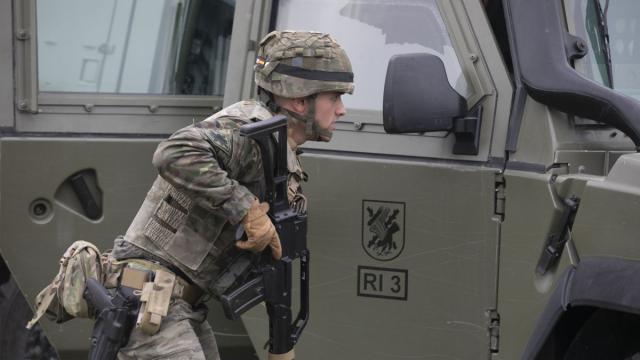 Un militar español durante unas maniobras.