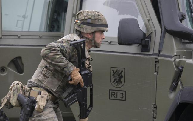 Un militar español durante unas maniobras. Un militar español durante unas maniobras.