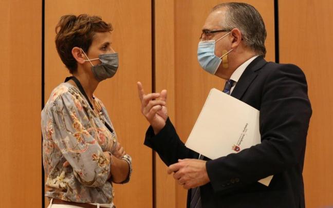 María Chivite, presidenta del Gobierno de Navarra, y Enrique Maya, alcalde de Pamplona, charlan en un acto. María Chivite, presidenta del Gobierno de Navarra, y Enrique Maya, alcalde de Pamplona, charlan en un acto.