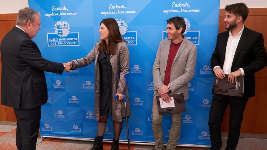 El consejero, Pedro Azpiazu, saluda a Gorrotxategi, Hernández y Soto