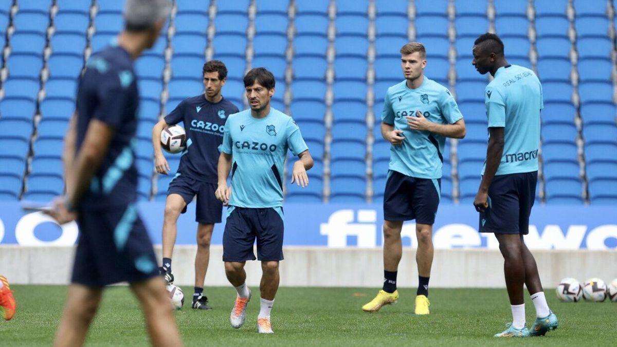 Imanol observa una acción del entrenamiento de esta mañana con Sorloth y Sadiq