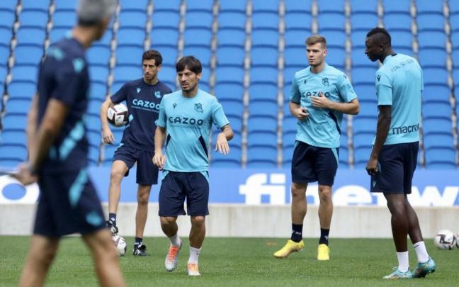 Imanol observa una acción del entrenamiento de esta mañana con Sorloth y Sadiq Imanol observa una acción del entrenamiento de esta mañana con Sorloth y Sadiq