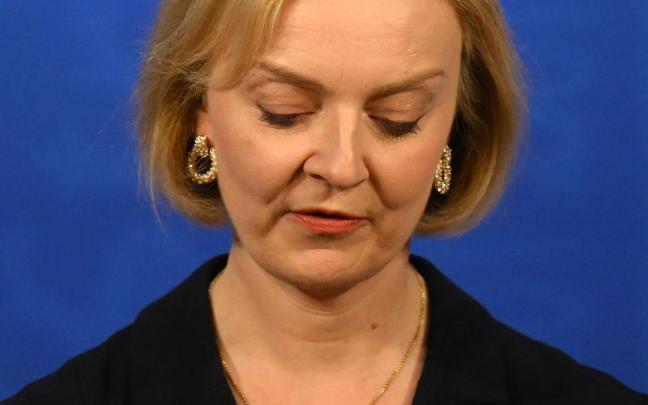 La primera ministra, Liz Truss, durante la comparecencia para anunciar el cese del ministro de Finanzas. La primera ministra, Liz Truss, durante la comparecencia para anunciar el cese del ministro de Finanzas.