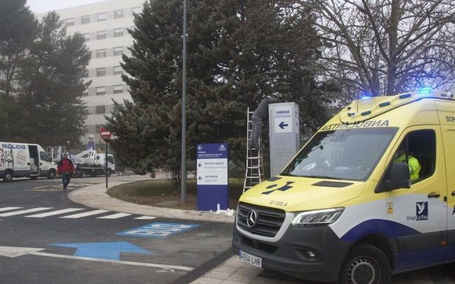 Una ambulancia entrando a las Urgencias del hospital Txagorritxu