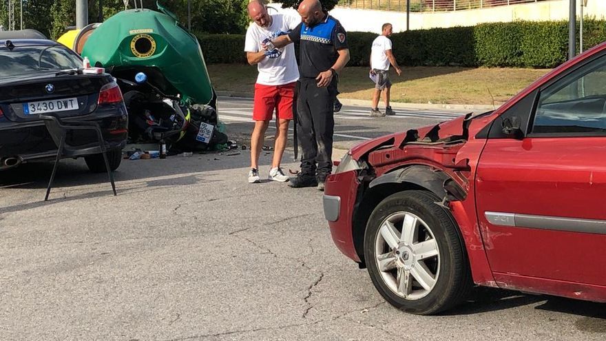 El herido, entre los dos vehículos accidentados