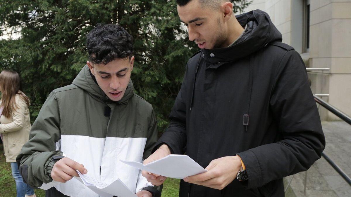 Jóvenes extranjeros extutelados de Gipuzkoa tras comparecencia, el 10 de marzo de 2020, para explicar la situación de bloqueo en la que se encuentran para tramitad la autorización de residencia o renovar la que tienen.