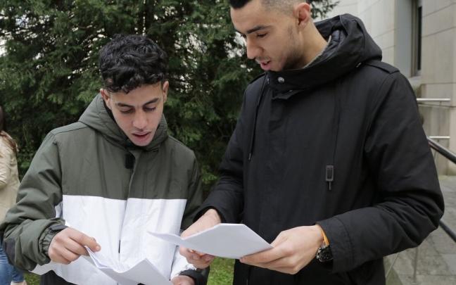 Jóvenes extranjeros extutelados de Gipuzkoa tras comparecencia, el 10 de marzo de 2020, para explicar la situación de bloqueo en la que se encuentran para tramitad la autorización de residencia o renovar la que tienen. Jóvenes extranjeros extutelados de Gipuzkoa tras comparecencia, el 10 de marzo de 2020, para explicar la situación de bloqueo en la que se encuentran para tramitad la autorización de residencia o renovar la que tienen.