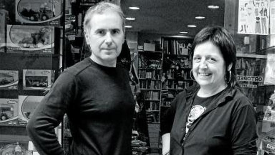 Jesús Udabe y Lourdes Sasieta, delante de la tienda, en 2009.