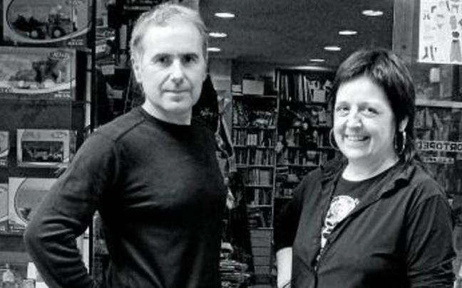 Jesús Udabe y Lourdes Sasieta, delante de la tienda, en 2009. Jesús Udabe y Lourdes Sasieta, delante de la tienda, en 2009.