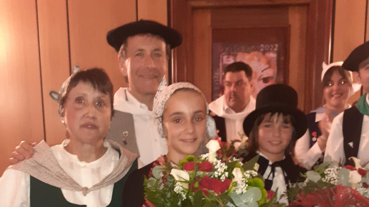 Alcalde, pregonera y txikis.