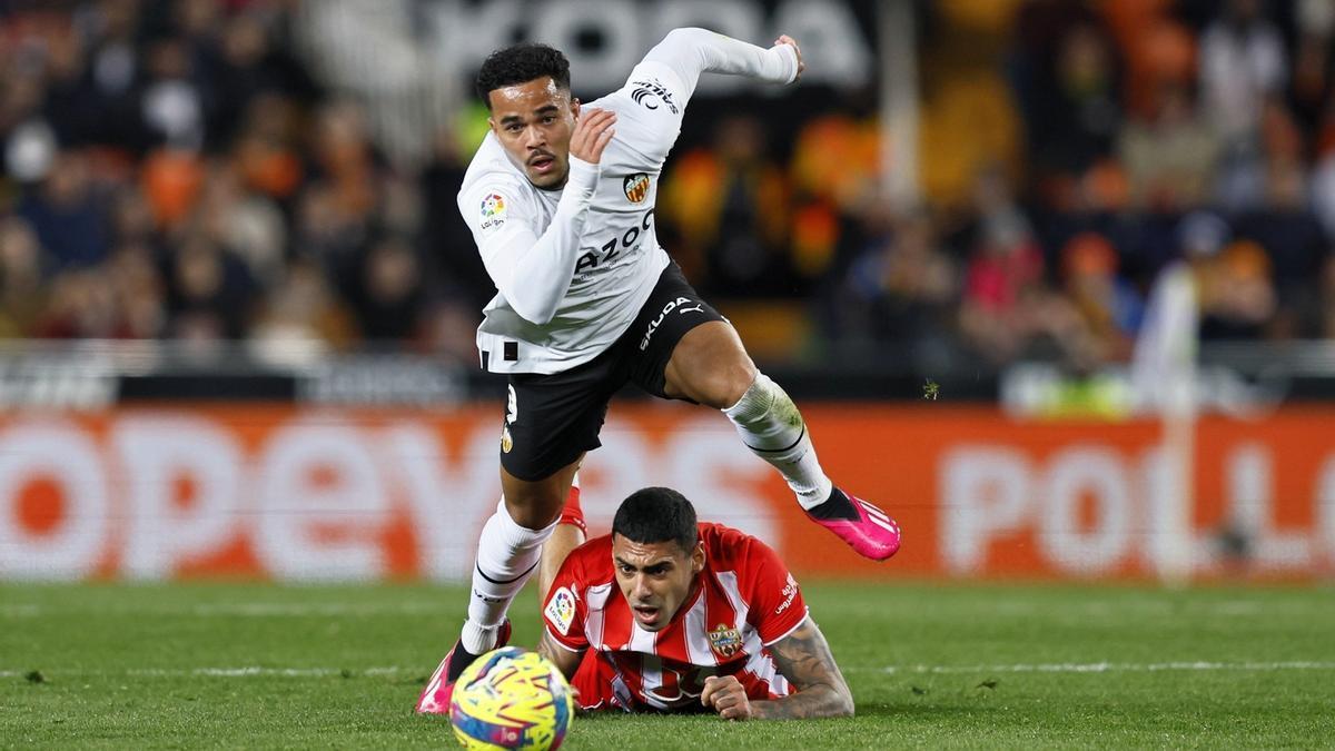 Justin Kluivert, autor del primer gol del Valencia, disputa un balón con Samuel Costa.