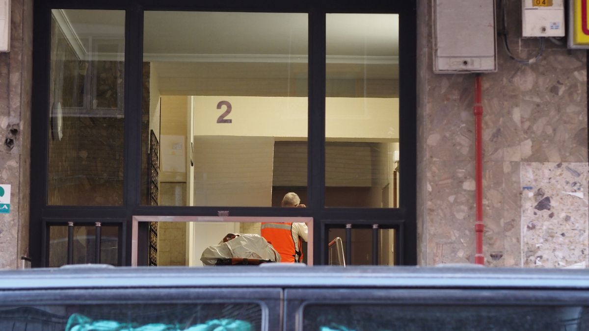 Hallan tres cadáveres, dos de ellos con síntomas de muerte violenta, en dos pisos de Valladolid.