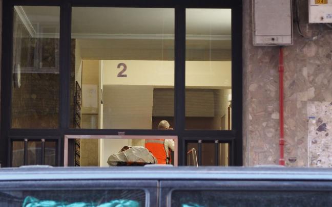 Hallan tres cadáveres, dos de ellos con síntomas de muerte violenta, en dos pisos de Valladolid.