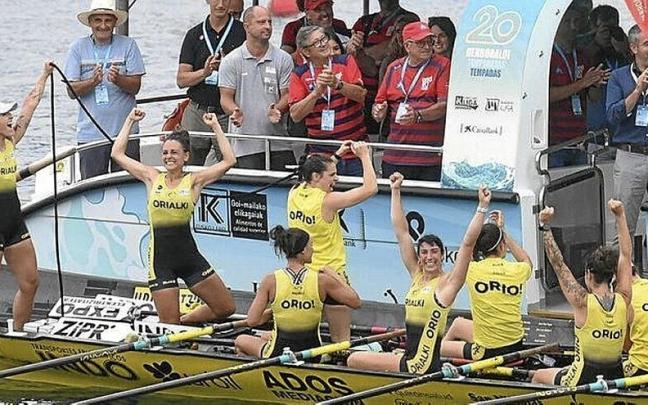 Orio celebra la bandera conseguida ayer .