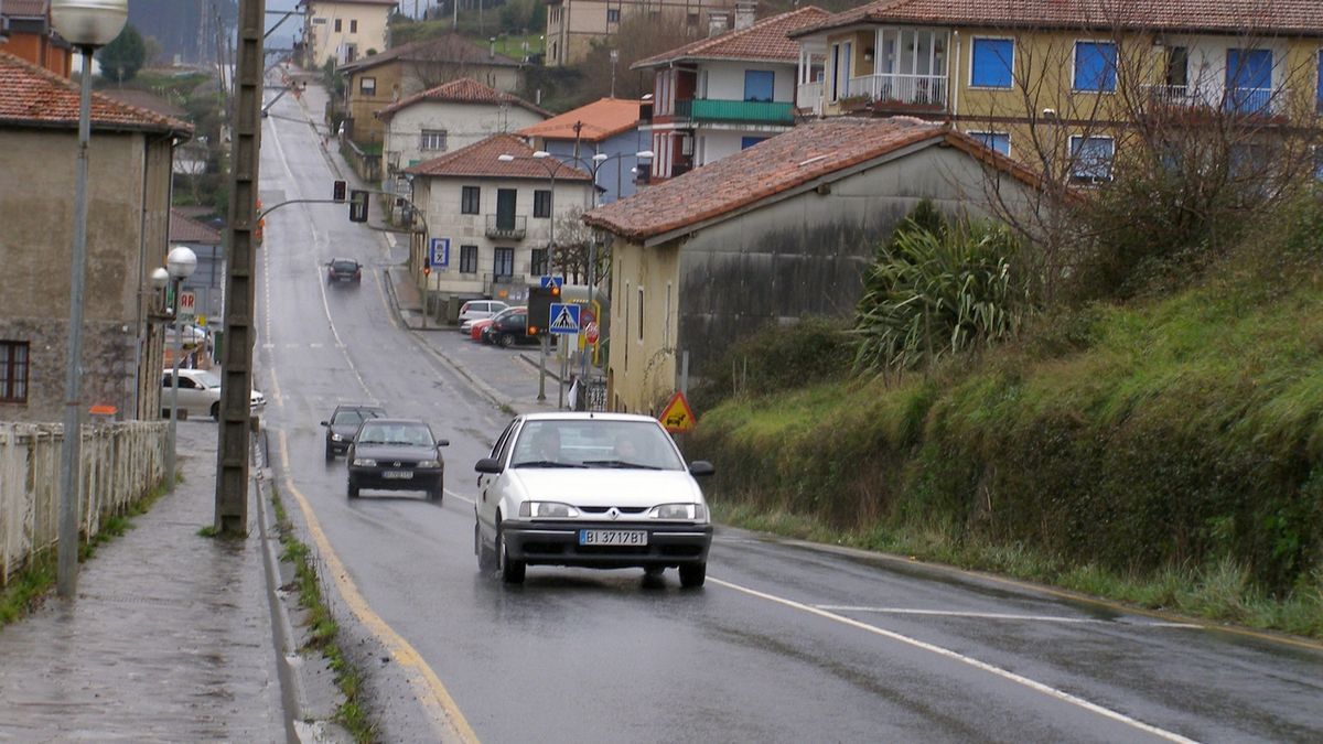 La carretera BI-2235 divide en dos el barrio de San Cristóbal en Busturia.