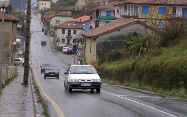 La carretera BI-2235 divide en dos el barrio de San Crist&oacute;bal en Busturia.