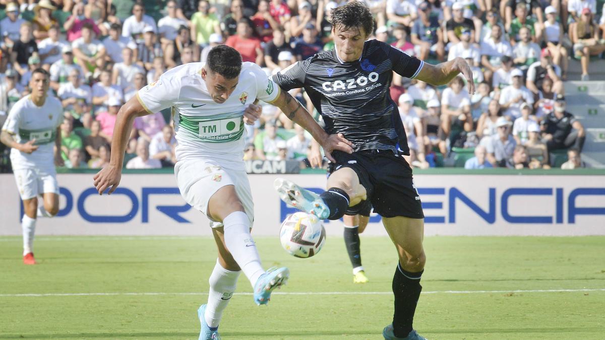 Le Normand acosa a un rival durante el partido de la primera vuelta contra el Elche.