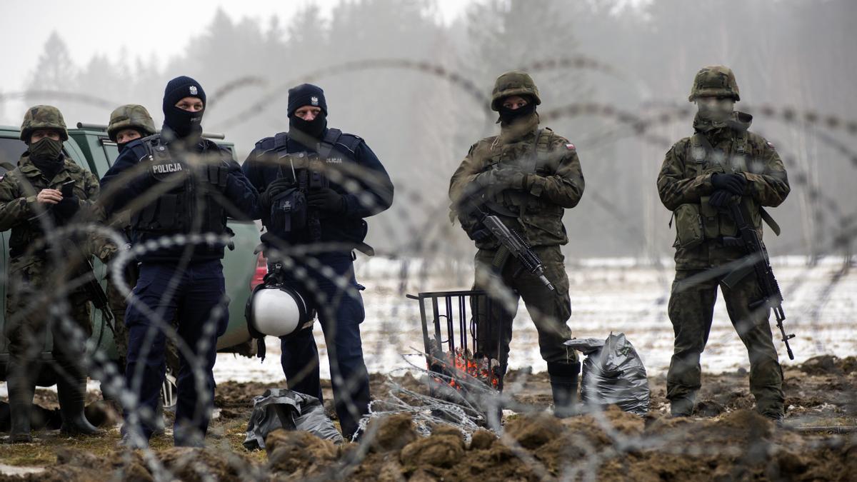 Fuerzas de seguridad de Polonia supervisan la construcción de barreras en la frontera con Bielorrusia.