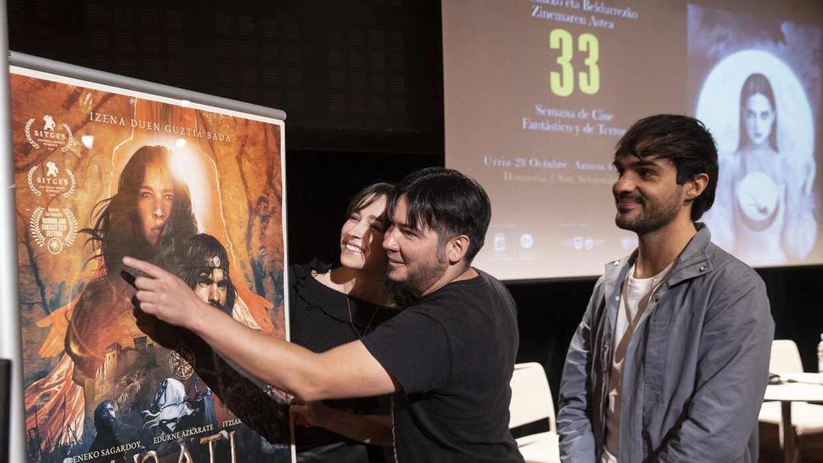 El director Paul Urkijo, y los actores Eneko Sagardoi y Edurne Azkarate, posan este jueves durante la presentación de 'Irati'