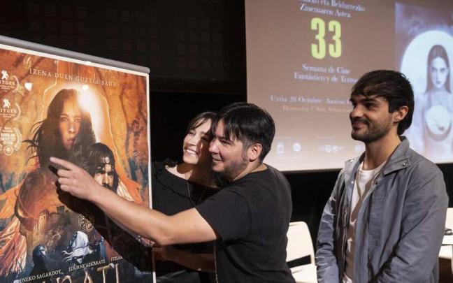 El director Paul Urkijo, y los actores Eneko Sagardoi y Edurne Azkarate, posan este jueves durante la presentación de 'Irati'