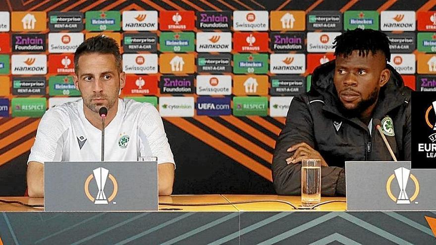 Yannick Ferrera y el portero Francis Uzoho, en la rueda de prensa que ofrecieron ayer. | FOTO: N.G.