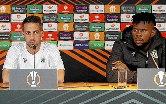 Yannick Ferrera y el portero Francis Uzoho, en la rueda de prensa que ofrecieron ayer. | FOTO: N.G. Yannick Ferrera y el portero Francis Uzoho, en la rueda de prensa que ofrecieron ayer. | FOTO: N.G.