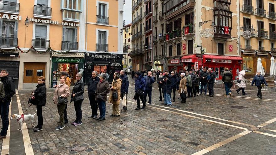 La cola para conseguir el calendario municipal de Pamplona