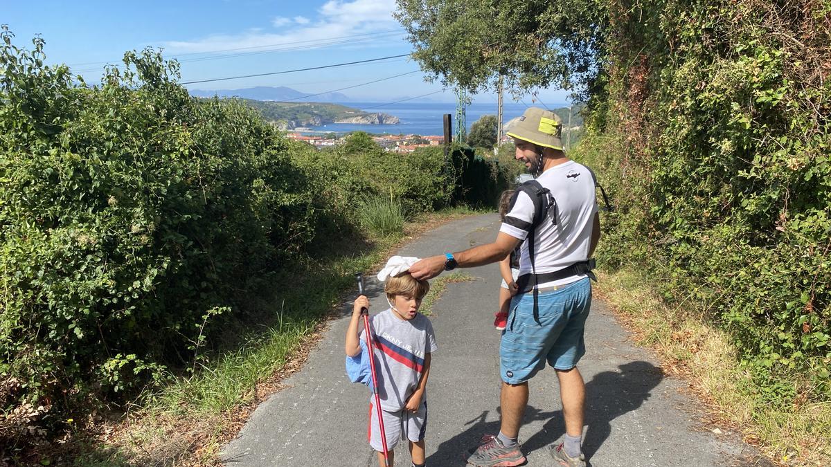 El hijo y los nietos de Pablo, en pleno paseo.