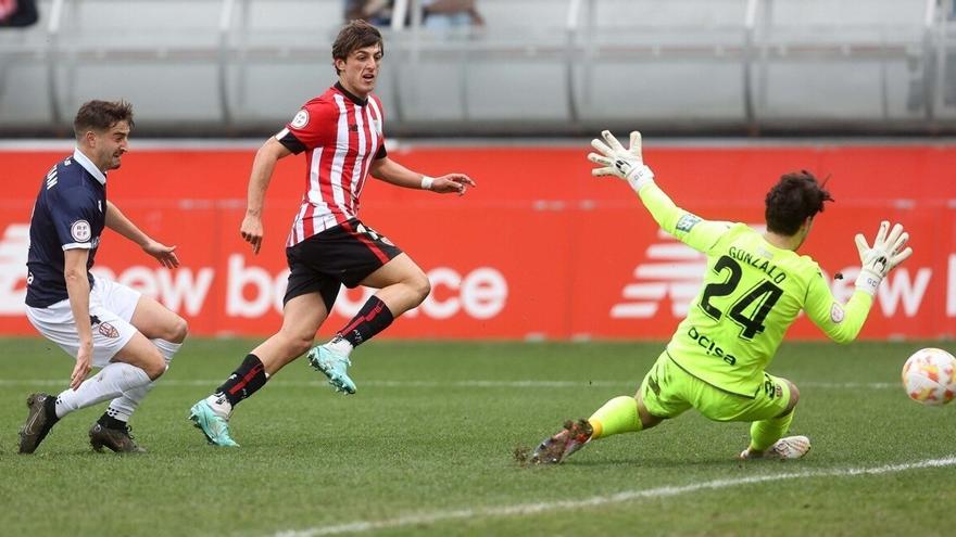 Mikel Goti ejecuta de esta forma su gol, el segundo de la cuenta del Bilbao Athletic, a la UD Logroñés.