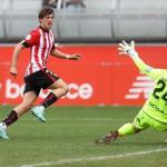 Mikel Goti ejecuta de esta forma su gol, el segundo de la cuenta del Bilbao Athletic, a la UD Logro&ntilde;&eacute;s.