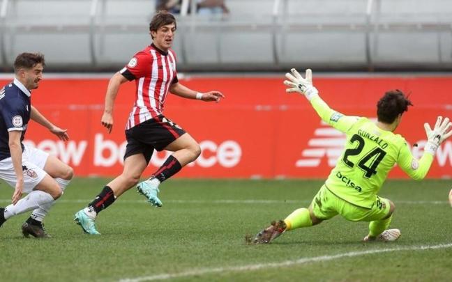 Mikel Goti ejecuta de esta forma su gol, el segundo de la cuenta del Bilbao Athletic, a la UD Logroñés. Mikel Goti ejecuta de esta forma su gol, el segundo de la cuenta del Bilbao Athletic, a la UD Logroñés.