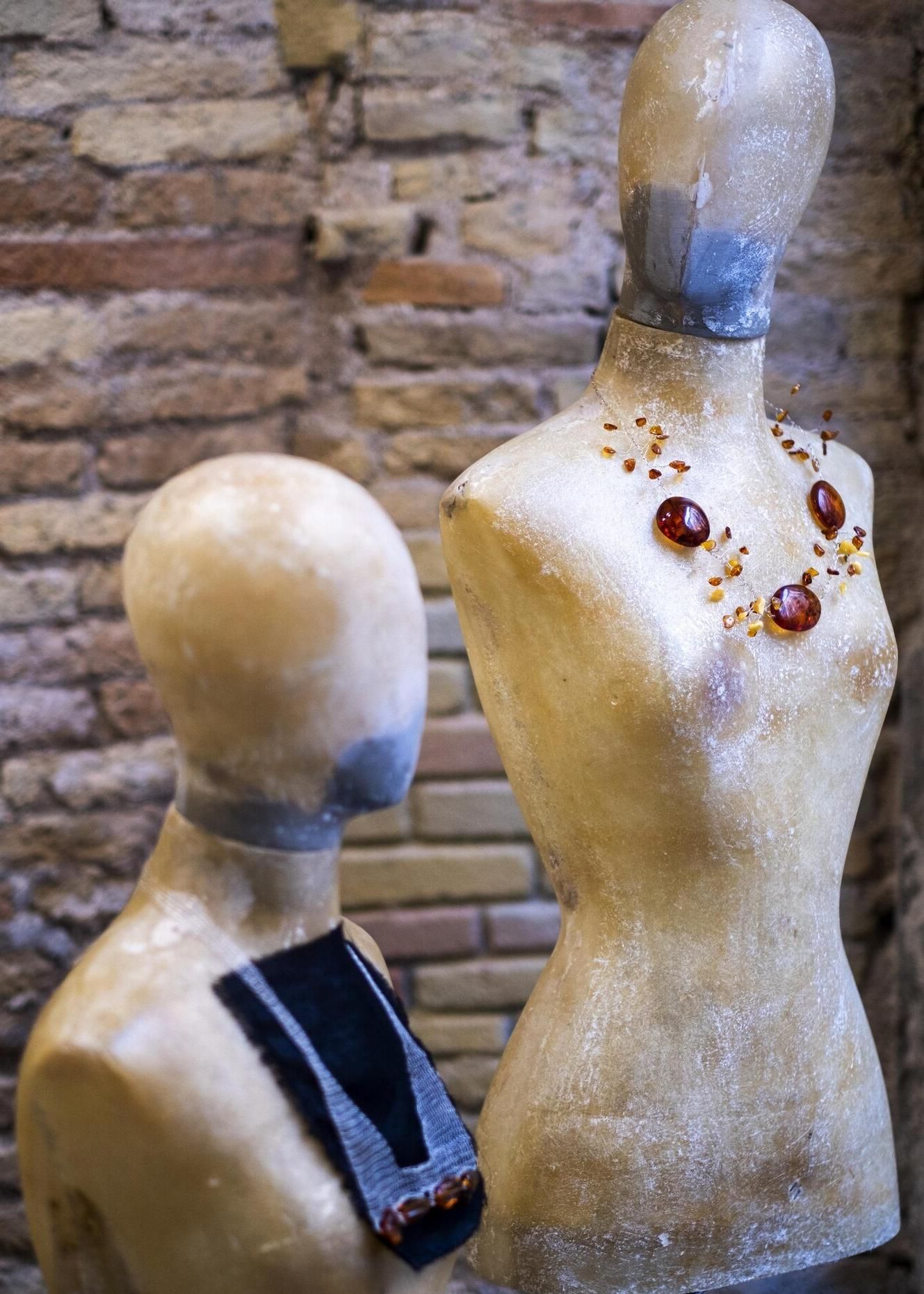 Colgantes en ámbar y plata, piezas únicas creadas por Ángela Moreno.