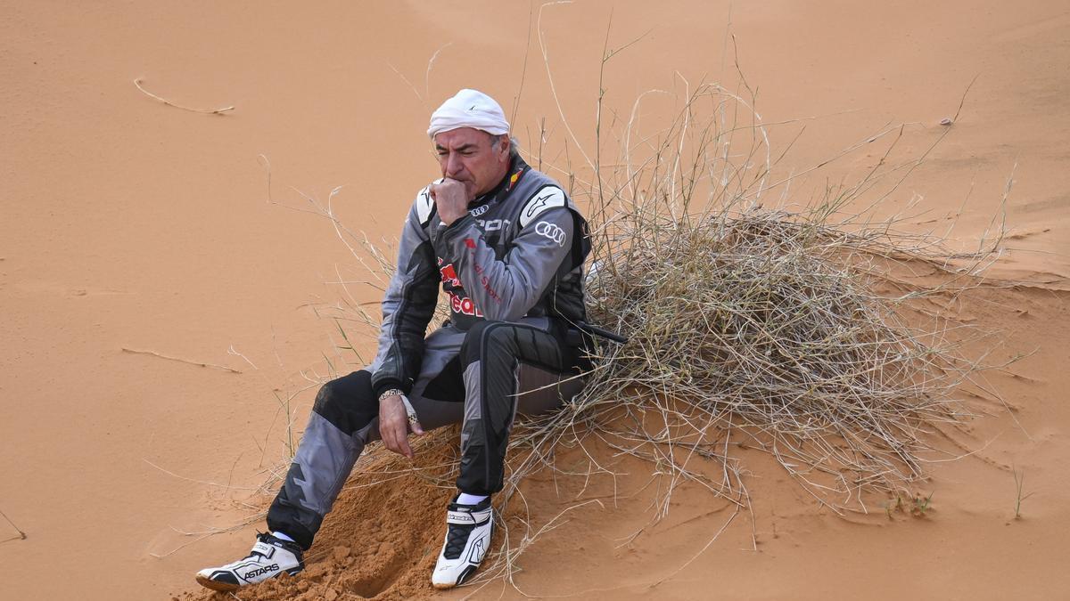 Carlos Sainz tras su accidente en el Dakar.
