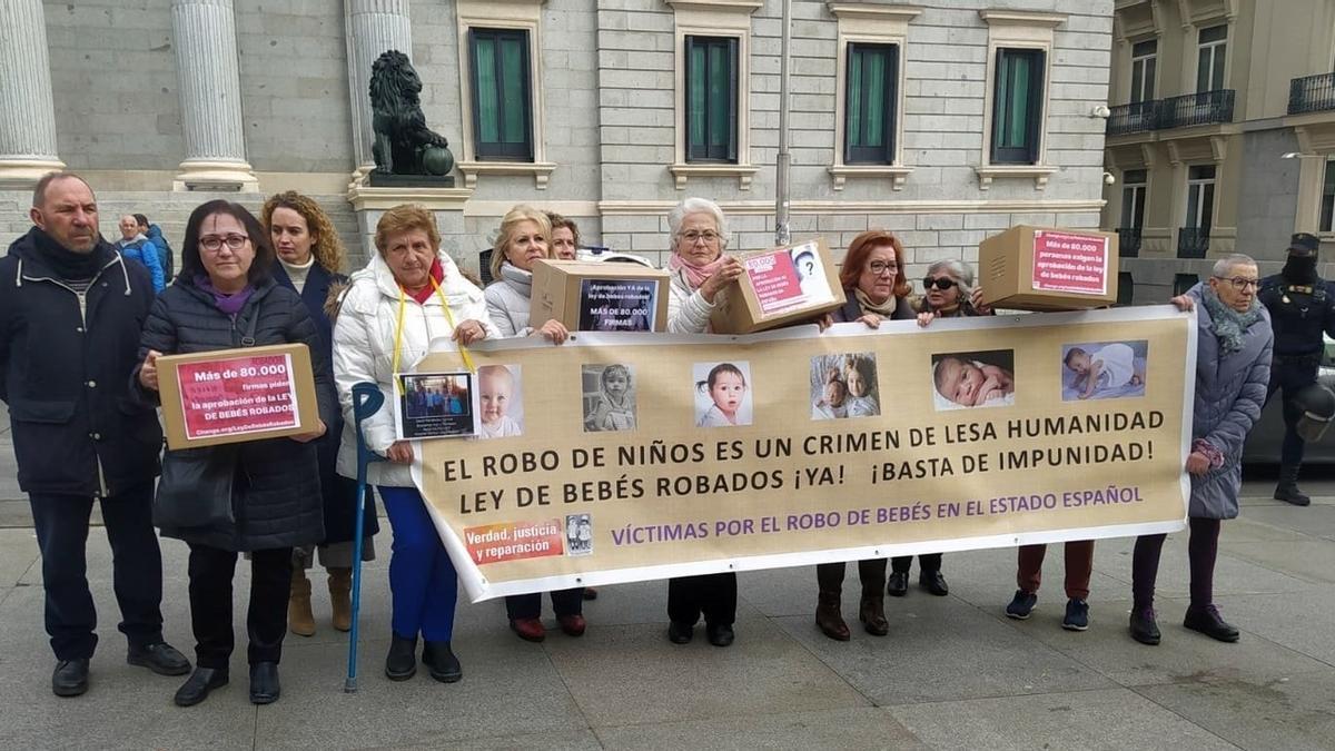 Presentan 80.000 firmas piden que se apruebe la ley de bebés robados