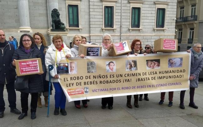 Presentan 80.000 firmas piden que se apruebe la ley de bebés robados