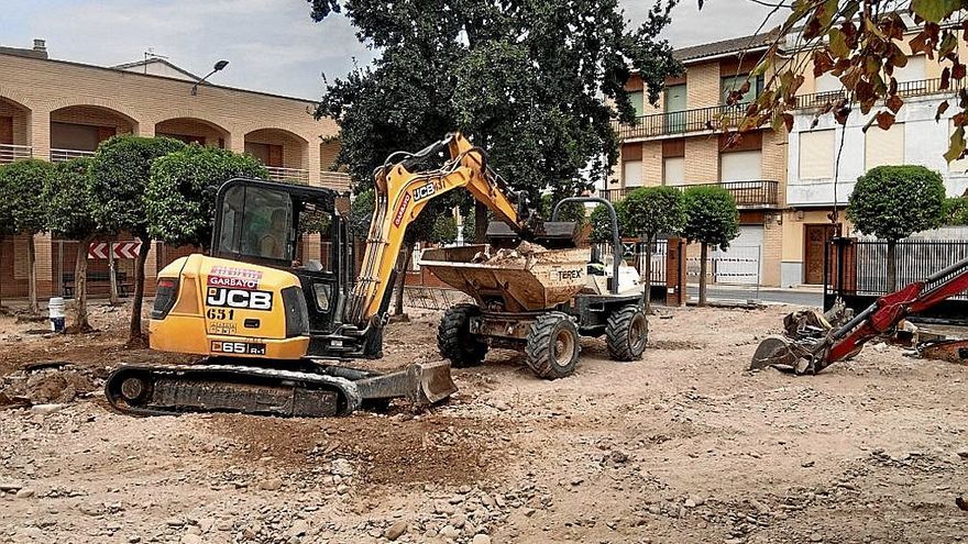 Imagen de las obras en la plaza de la residencia San Gregorio.