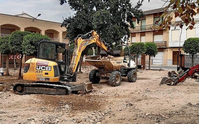 Imagen de las obras en la plaza de la residencia San Gregorio.