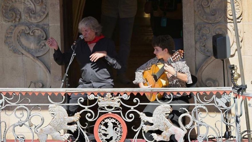 José Mercé, este sábado en el balcón del Ayuntamiento de Pamplona.