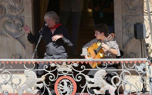 José Mercé, este sábado en el balcón del Ayuntamiento de Pamplona.