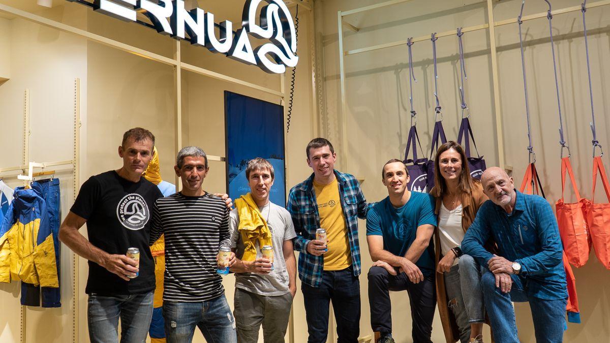 Iñurrategi, Lizeaga, Karapeto, Sarasola, Pasaban y Álvaro, en la inauguración de la tienda.