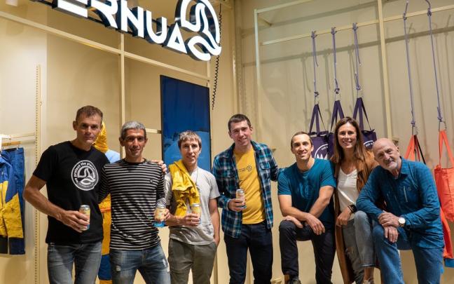 Iñurrategi, Lizeaga, Karapeto, Sarasola, Pasaban y Álvaro, en la inauguración de la tienda. Iñurrategi, Lizeaga, Karapeto, Sarasola, Pasaban y Álvaro, en la inauguración de la tienda.
