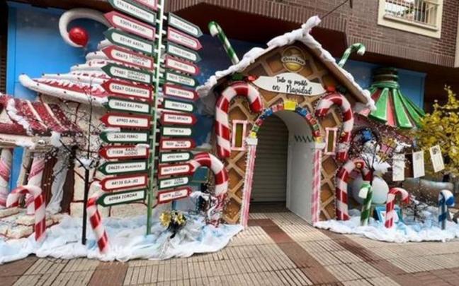 La fachada de la administración se ha transformado en un gran escenario La fachada de la administración se ha transformado en un gran escenario