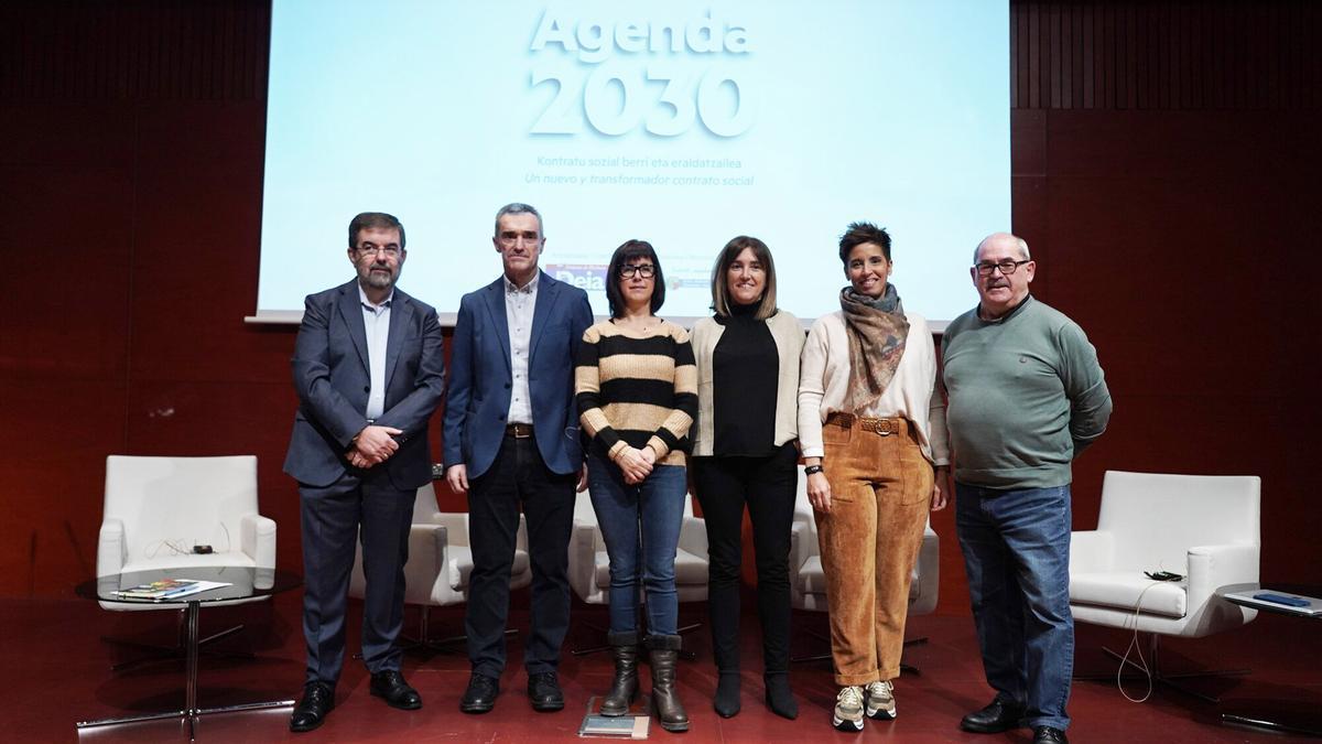 Roberto San Salvador del Valle, Jonan Fernández, Marta Martín , Amaia Barredo, Maitane Leizaola y Xabier Aierdi participaron en el encuentro.