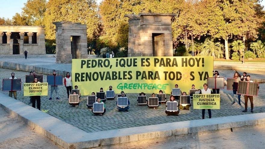 Greenpeace realizó ayer una acción para exigir al Gobierno que lleve a la cumbre el abandono de las energías fósiles.