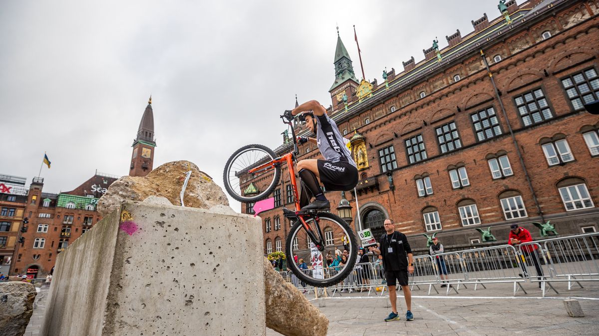Julen Sáenz de Ormijana supera un complicado paso en la final de la Copa del Mundo de Copenhague