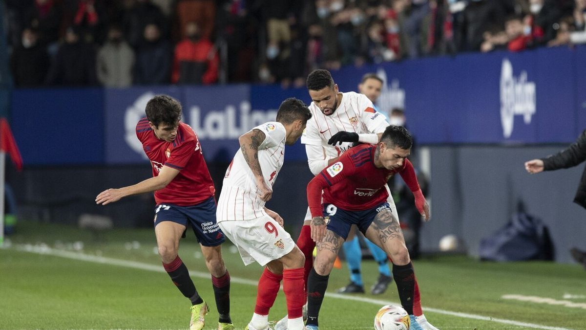 Manu Sánchez y Chimy Ávila, ante En Nesyri y Tecatito Corona, en el duelo ante el Sevilla disputado en El Sadar.