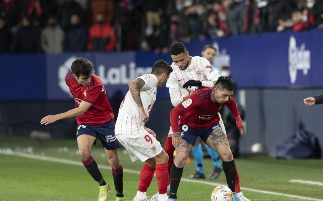 Manu Sánchez y Chimy Ávila, ante En Nesyri y Tecatito Corona, en el duelo ante el Sevilla disputado en El Sadar. Manu Sánchez y Chimy Ávila, ante En Nesyri y Tecatito Corona, en el duelo ante el Sevilla disputado en El Sadar.