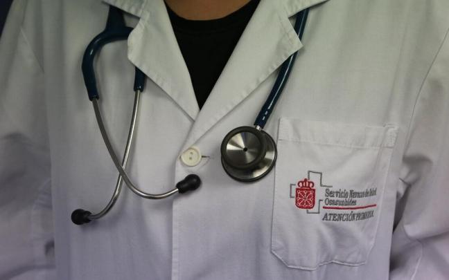 Detalle de la bata y el fonendoscopio de un médico. Detalle de la bata y el fonendoscopio de un médico.