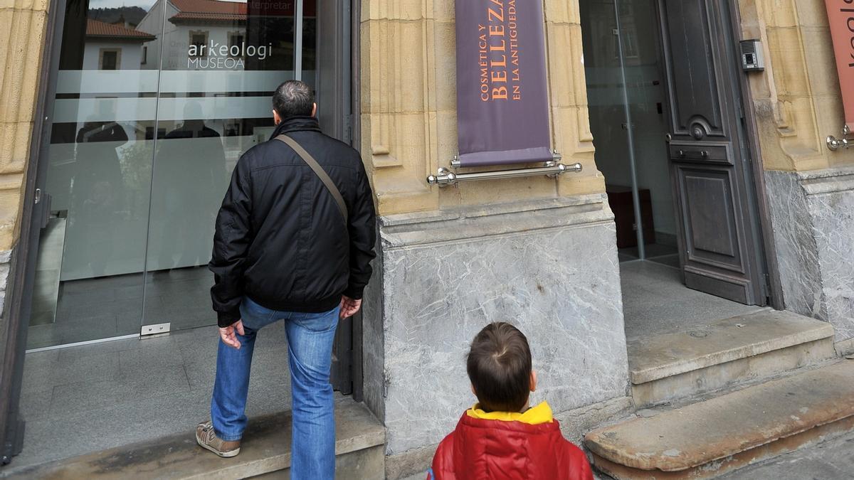 Dos visitantes entran en el Museo Arqueológico.